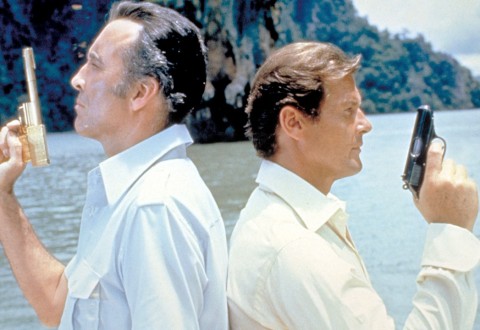 James bond-golden_gun_duel